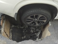 Waduh! Sumur Resapan di Lebak Bulus Ini Jebol, Mobil Sempat Terperosok