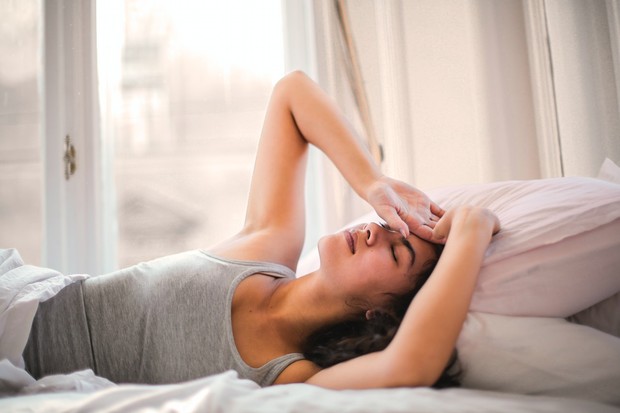 Tidur meluk guling bisa kurangi mendengkur