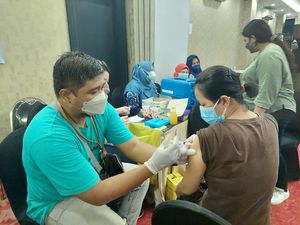 Yuk Warga Surabaya Bantu Cegah Omicron dengan Vaksin, Ini Jadwalnya Yuk Warga Surabaya Bantu Cegah Omicron dengan Vaksin, Ini Jadwalnya