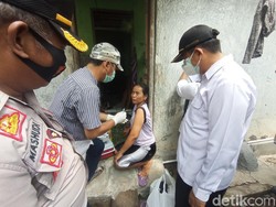 Jemput Bola Petugas Vaksinasi ke Rumah hingga Empang Warga Losarang