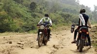 Potret Nakes di Nigeria, Naik Motor Keliling Desa untuk Vaksinasi Covid-19