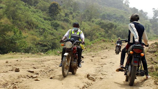 Potret Nakes di Nigeria, Naik Motor Keliling Desa untuk Vaksinasi Covid-19
