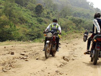 Potret Nakes di Nigeria, Naik Motor Keliling Desa untuk Vaksinasi Covid-19
