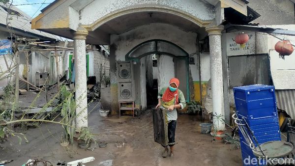 Warga Terdampak Erupsi Semeru Evakuasi Barang Berharga