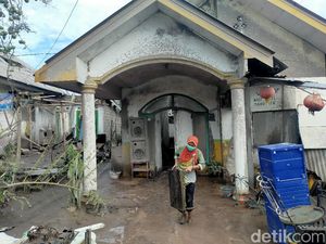 Warga Terdampak Erupsi Semeru Evakuasi Barang Berharga