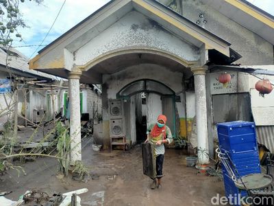 Warga Terdampak Erupsi Semeru Evakuasi Barang Berharga