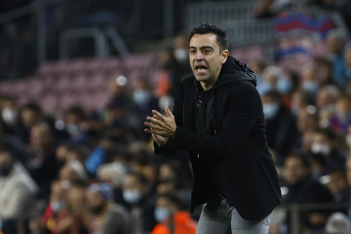 xavi hernandez barcelona laliga liga spanyol Barcelona's head coach Xavi Hernandez gives instructions from the side line during a Spanish La Liga soccer match between FC Barcelona and RCD Espanyol at the Camp Nou stadium in Barcelona, Spain, Saturday, Nov. 20, 2021. (AP Photo/Joan Monfort)