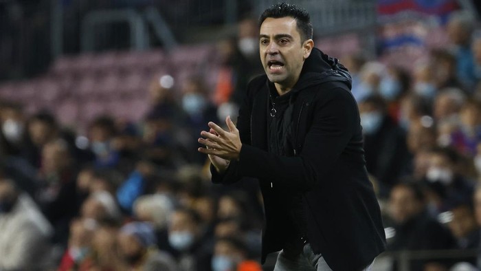 Barcelonas head coach Xavi Hernandez gives instructions from the side line during a Spanish La Liga soccer match between FC Barcelona and RCD Espanyol at the Camp Nou stadium in Barcelona, Spain, Saturday, Nov. 20, 2021. (AP Photo/Joan Monfort)
