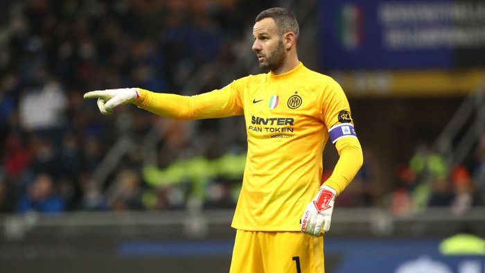 MILAN, ITALY - NOVEMBER 21: Samir Handanovic of FC Internazionale gestures during the Serie A match between FC Internazionale and SSC Napoli at Stadio Giuseppe Meazza on November 21, 2021 in Milan, Italy. (Photo by Marco Luzzani/Getty Images)