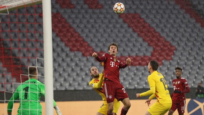 MUNICH, GERMANY - DECEMBER 08: Thomas Müller of Muenchen head the first goal during the UEFA Champions League group E match between FC Bayern München and FC Barcelona at Football Arena Munich on December 08, 2021 in Munich, Germany. (Photo by Alexander Hassenstein/Getty Images)