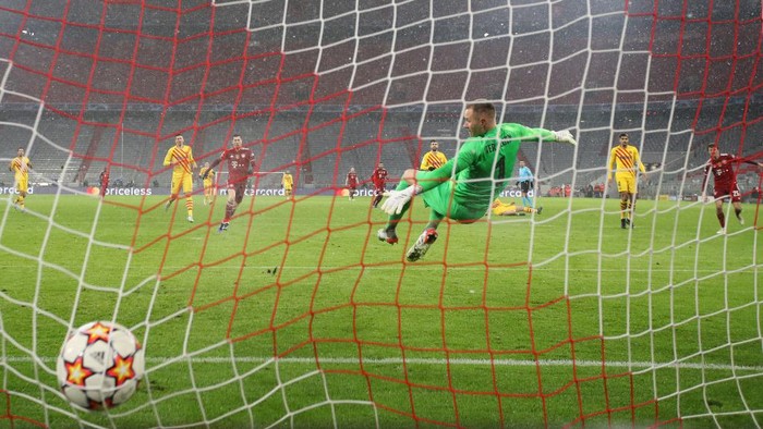 MUNICH, GERMANY - DECEMBER 08: Leroy Sané  of Muenchen scores the second goal during the UEFA Champions League group E match between FC Bayern München and FC Barcelona at Football Arena Munich on December 08, 2021 in Munich, Germany. (Photo by Alexander Hassenstein/Getty Images)