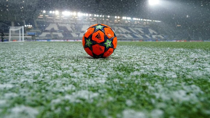 Snow falls over the pitch prior to the Champions League, group F soccer match between Atalanta and Villareal, at the Gewiss stadium in Bergamo, Italy, Wednesday, Dec. 8, 2021. (SpadaLaPresse via AP)