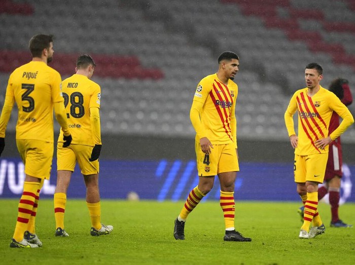 Barcelona's players leave the pitch after the Champions League group E soccer match between Bayern Munich and FC Barcelona in Munich, Germany, Wednesday, Dec. 8, 2021. Bayern won 3-0. (AP Photo/Matthias Schrader)