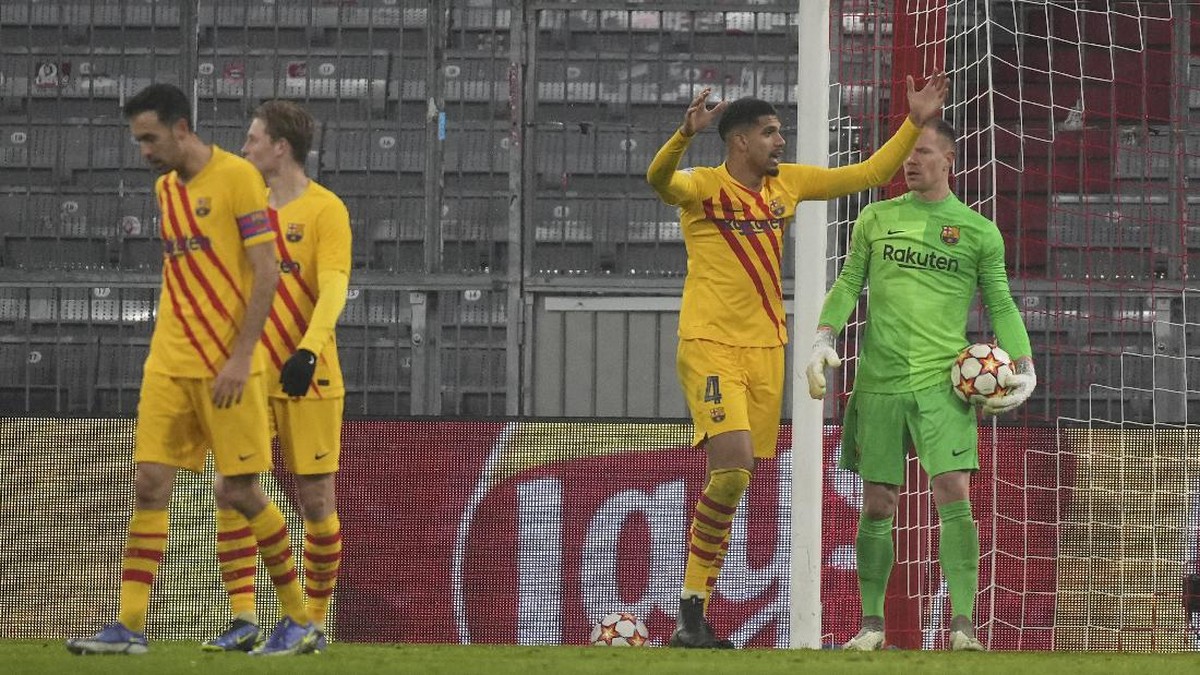 Barcelona tersingkir di fase grup Liga Champions. Foto: AP/Matthias Schrader
