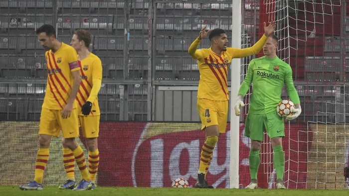 Barcelonas Ronald Araujo reacts after the third goal of Bayern during the Champions League group E soccer match between Bayern Munich and FC Barcelona in Munich, Germany, Wednesday, Dec. 8, 2021. (AP Photo/Matthias Schrader)