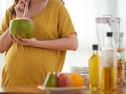 5 Manfaat Minum Air Kelapa untuk Ibu Hamil, Apa Saja?