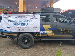 Peduli Korban Erupsi Semeru, CT ARSA Foundation Salurkan 1.000 Paket Sembako