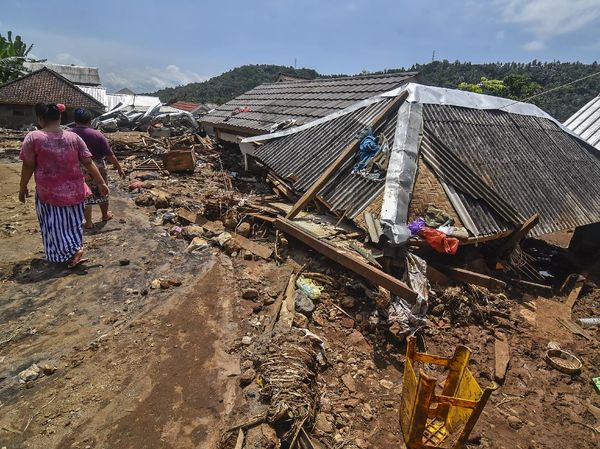 Lombok Barat Porak Poranda Usai Diterjang Banjir dan Longsor