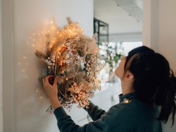 Hiasan Natal di Pintu Rumah: Asal-usul dan Cara Membuatnya