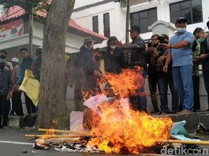 Bakar Boneka Tikus, Demo di Blitar Desak Kejari Tuntaskan Kasus Korupsi Mandek Bakar Boneka Tikus, Demo di Blitar Desak Kejari Tuntaskan Kasus Korupsi Mandek