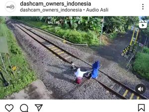 Viral Pemotor Emak-emak Hampir Disambar Kereta, Ini Cara Aman Seberangi Rel