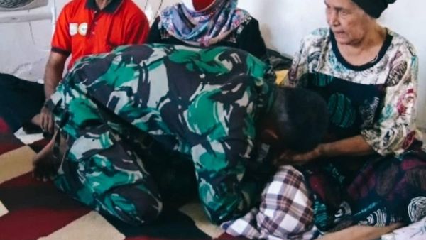 Momen Prajurit TNI AU Bersimpuh Minta Maaf Gegara Usir Ibu Mertua