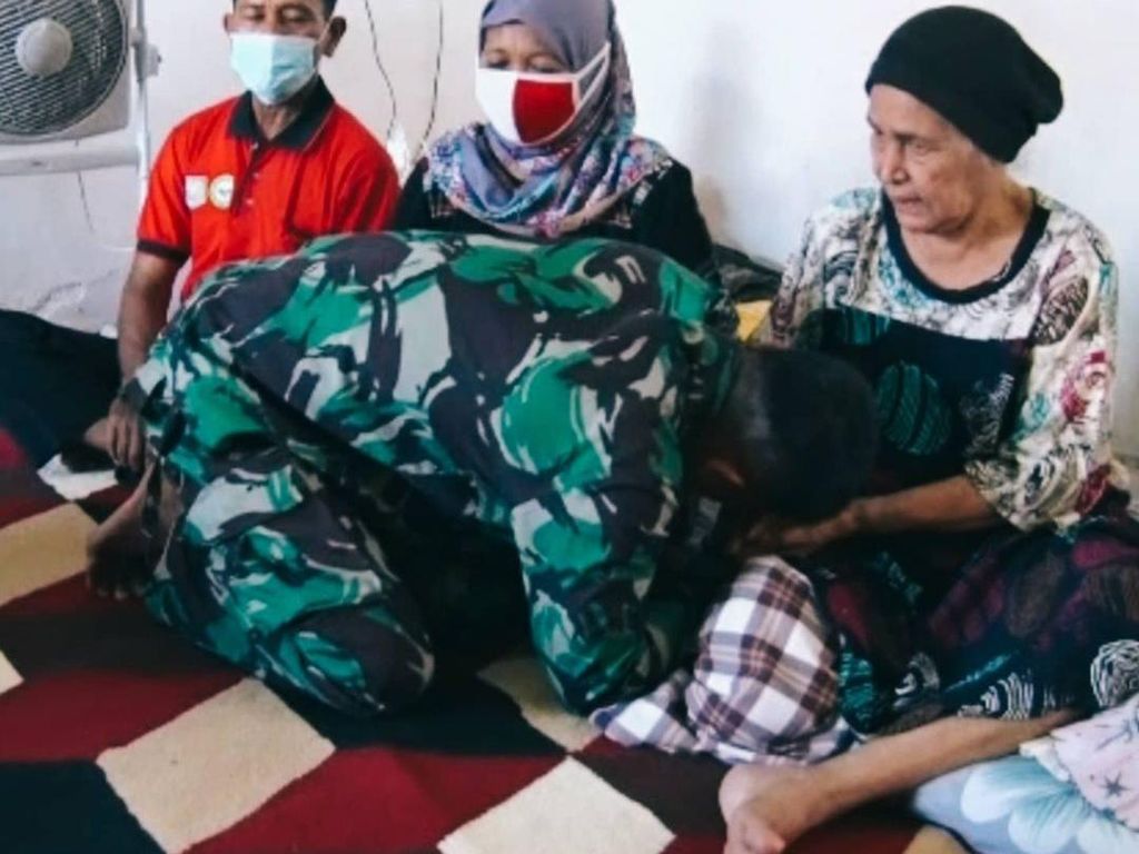 Momen Prajurit TNI AU Bersimpuh Minta Maaf Gegara Usir Ibu Mertua