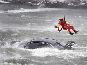 Heroik! Aksi Petugas Evakuasi Wanita dalam Mobil yang Tenggelam di AS