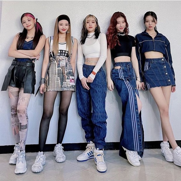 Girl group ITZY mengenakan Rodeo Collection/
