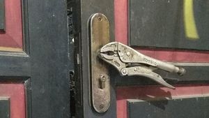 8 Ide Cemerlang Gantikan Gagang Pintu Rusak Ini Kocak, Bikin Menghela Napas