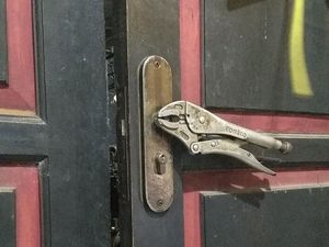 8 Ide Cemerlang Gantikan Gagang Pintu Rusak Ini Kocak, Bikin Menghela Napas