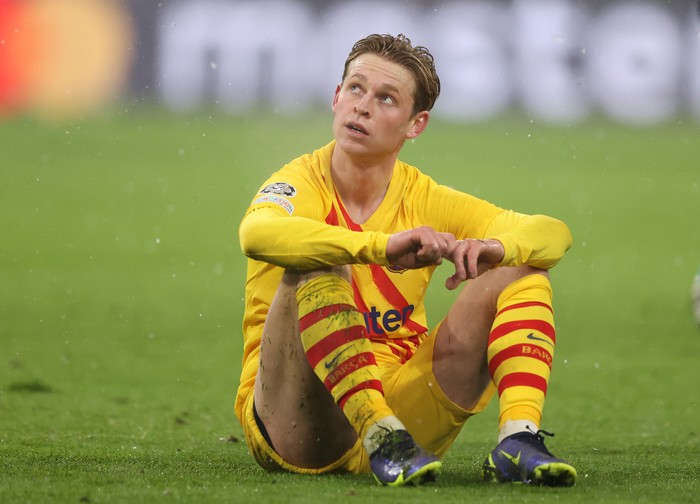 MUNICH, GERMANY - DECEMBER 08: Frenkie de Jong of Barcelona looks dejected after the second goal during the UEFA Champions League group E match between FC Bayern München and FC Barcelona at Football Arena Munich on December 08, 2021 in Munich, Germany. (Photo by Alexander Hassenstein/Getty Images)