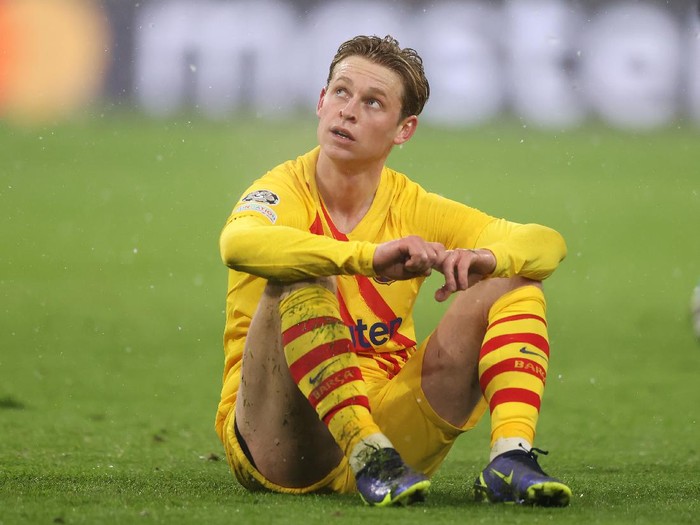 MUNICH, GERMANY - DECEMBER 08: Frenkie de Jong of Barcelona looks dejected after the second goal during the UEFA Champions League group E match between FC Bayern München and FC Barcelona at Football Arena Munich on December 08, 2021 in Munich, Germany. (Photo by Alexander Hassenstein/Getty Images)