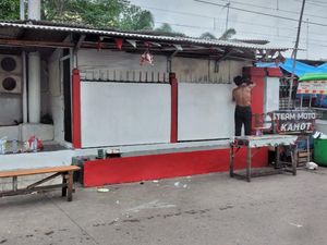 Alih Fungsi Gardu Ormas Jadi Musala yang Kini Dicat Merah Putih