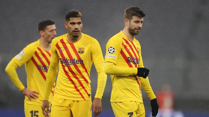 MUNICH, GERMANY - DECEMBER 08: Gerard Piqué of Barcelona looks dejected at the final whistle of the UEFA Champions League group E match between FC Bayern München and FC Barcelona at Football Arena Munich on December 08, 2021 in Munich, Germany. (Photo by Alexander Hassenstein/Getty Images)