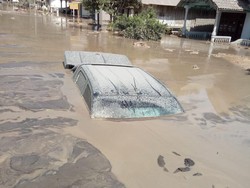 Banjir Lahar Dingin Semeru Timbun Mobil Relawan RS UNS