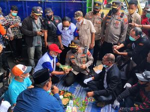 Hari Antikorupsi Sedunia 2021, Polisi Potong Tumpeng Bareng Warga Banyuwangi