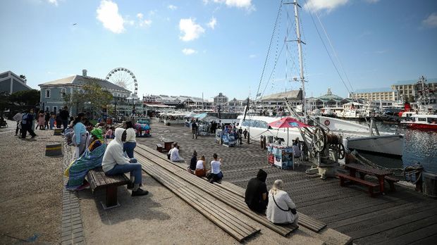 Visitors are seen in the popular Waterfront district, as numbers of international tourists decline following recent coronavirus disease (COVID-19) travel restrictions, in Cape Town, South Africa, December 5, 2021. Picture taken December 5, 2021. REUTERS/Mike Hutchings