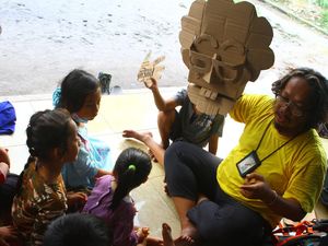 Menghibur Anak-anak Pengungsi Erupsi Semeru