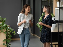 11 Contoh Dialog Bahasa Indonesia Antara 2 Orang dengan Beragam Tema