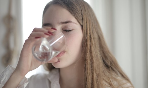 Ilustrasi wanita minum air putih/Pexels.com/Andrea Piacquadio