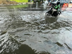 Diguyur Hujan Sejak Siang, Jalan Kemang Raya Jaksel Tergenang