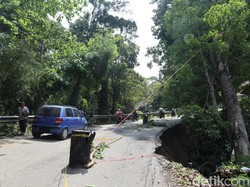 Tergerus Longsor, Jalan Majalengka-Cikijing Nyaris Ambles