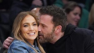7 Potret J.Lo dan Ben Affleck Pamer Mesra di Pertandingan NBA