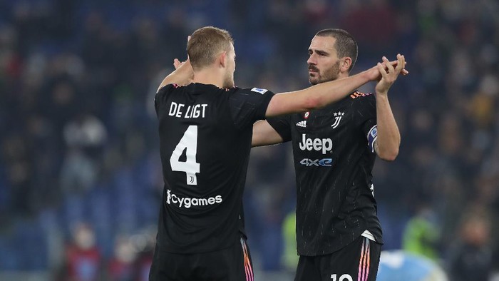 ROME, ITALY - NOVEMBER 20: Leonardo Bonucci embraces Matthijs de Ligt of Juventus after their sides victory in the Serie A match between SS Lazio and Juventus at Stadio Olimpico on November 20, 2021 in Rome, Italy. (Photo by Paolo Bruno/Getty Images)
