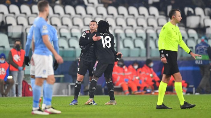 TURIN, ITALY - DECEMBER 08: Moise Kean of Juventus celebrates with teammate Federico Bernardeschi after scoring their sides first goal during the UEFA Champions League group H match between Juventus and Malmo FF at the Juventus Stadium on December 08, 2021 in Turin, Italy. (Photo by Valerio Pennicino/Getty Images)