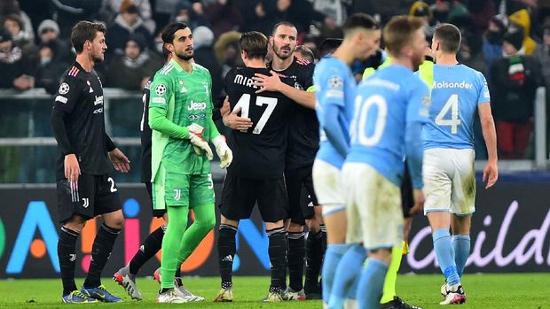 Soccer Football - Champions League - Group H - Juventus v Malmo FF - Allianz Stadium, Turin, Italy - December 8, 2021 Juventus' Giorgio Chiellini and Juventus' Fabio Miretti celebrate after the match REUTERS/Massimo Pinca