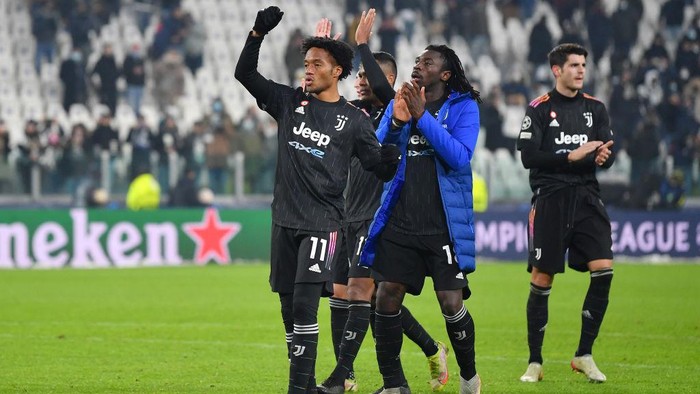 TURIN, ITALY - DECEMBER 08: Juan Cuadrado (L) and Moise Kean of Juventus applauds the fans following the UEFA Champions League group H match between Juventus and Malmo FF at the Juventus Stadium on December 08, 2021 in Turin, Italy. (Photo by Valerio Pennicino/Getty Images)