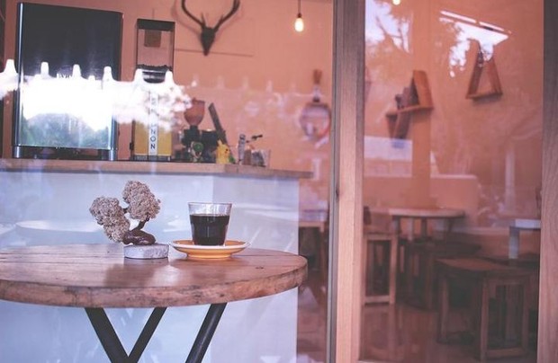 Kafe Kasmaran adalah minimalis yang menjual menu beraneka macam kopi