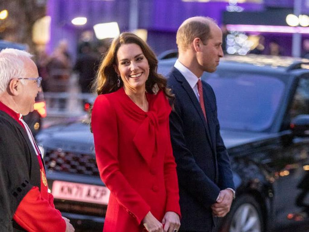 Kate Middleton Pamer Coat Baru Rp 56 Juta di Acara Natal, Dihiasi Pita Besar